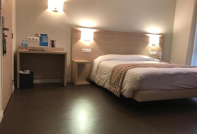 غرفة قياسية لذوى الاحتياجات الخاصة, Brit Hotel Brive La Gaillarde   Restaurant La Limousine