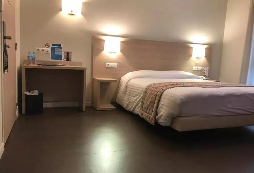 Standard Room Adapted for people with reduced mobility, Brit Hotel Brive La Gaillarde   Restaurant La Limousine