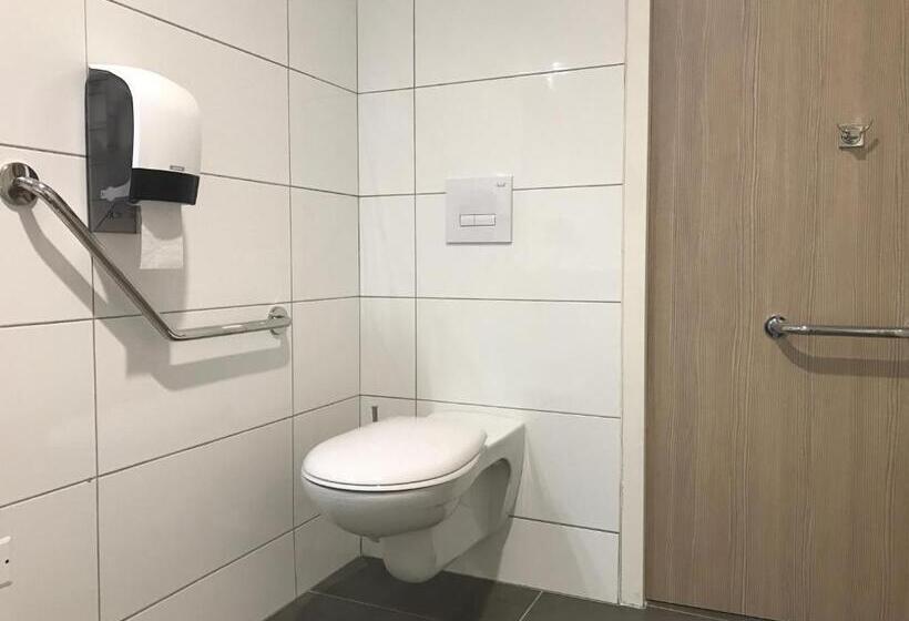 غرفة قياسية لذوى الاحتياجات الخاصة, Brit Hotel Brive La Gaillarde   Restaurant La Limousine