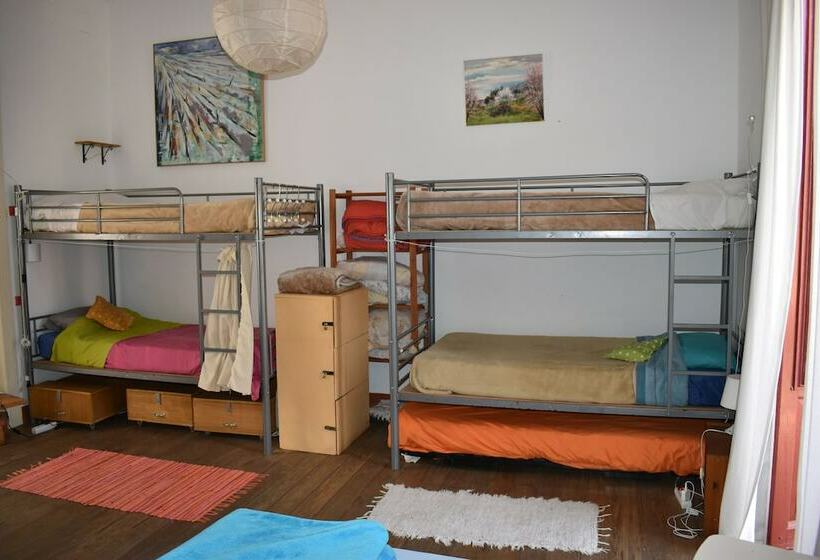 تختخواب در اتاق مشترک, Hostel Albergue La Casa Encantada