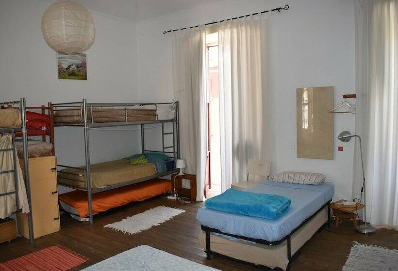 تختخواب در اتاق مشترک, Hostel Albergue La Casa Encantada