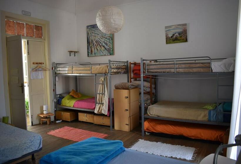 تختخواب در اتاق مشترک, Hostel Albergue La Casa Encantada