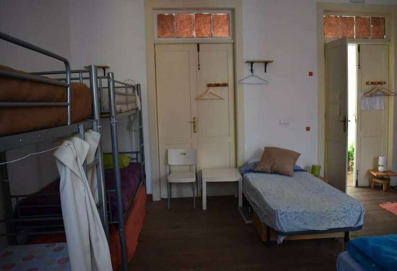 تختخواب در اتاق مشترک, Hostel Albergue La Casa Encantada