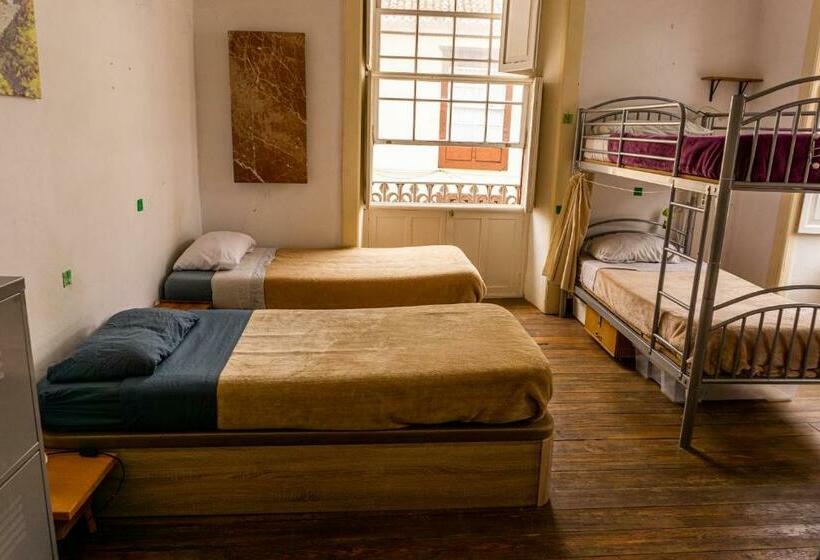 تختخواب در اتاق مشترک, Hostel Albergue La Casa Encantada