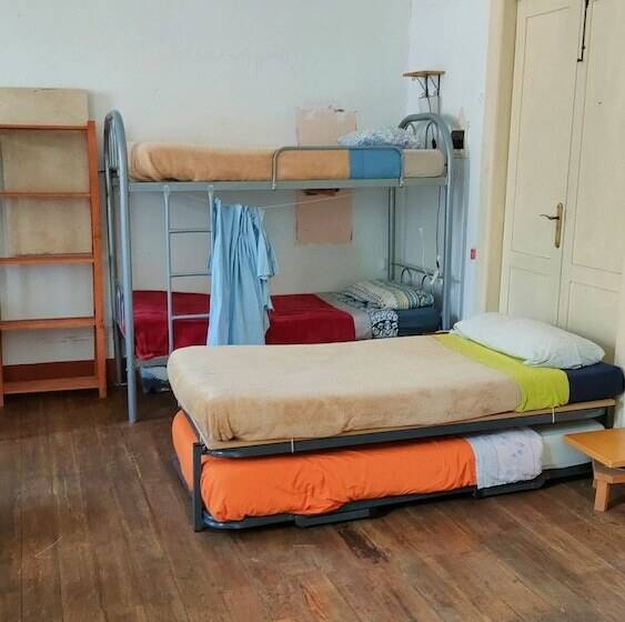 تختخواب در اتاق مشترک, Hostel Albergue La Casa Encantada