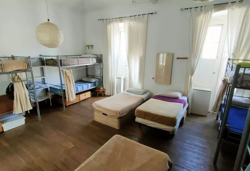 تختخواب در اتاق مشترک, Hostel Albergue La Casa Encantada