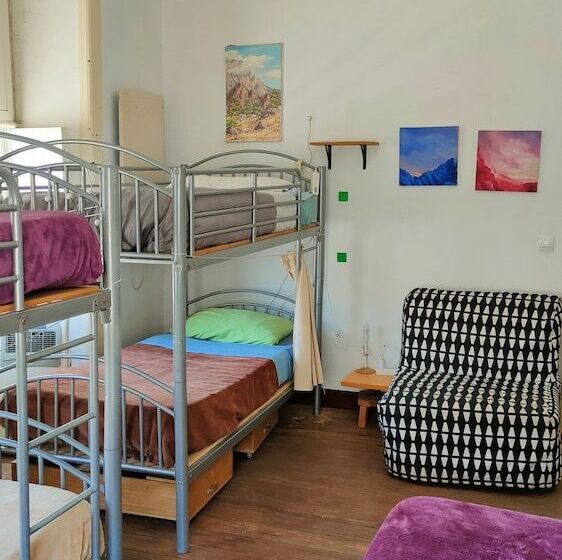 تختخواب در اتاق مشترک, Hostel Albergue La Casa Encantada