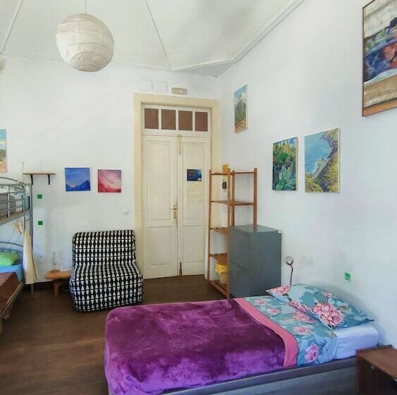 تختخواب در اتاق مشترک, Hostel Albergue La Casa Encantada