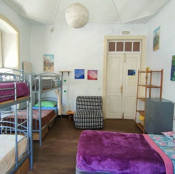 تختخواب در اتاق مشترک, Hostel Albergue La Casa Encantada