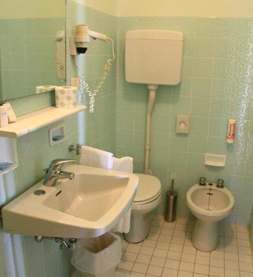 四人标准间, Alba