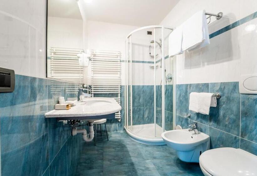 חדר סטנדרט לשלושה עם מרפסת, Chalet Campiglio Imperiale