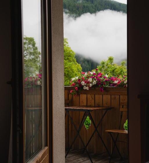 חדר סטנדרט לשלושה עם מרפסת, Chalet Campiglio Imperiale