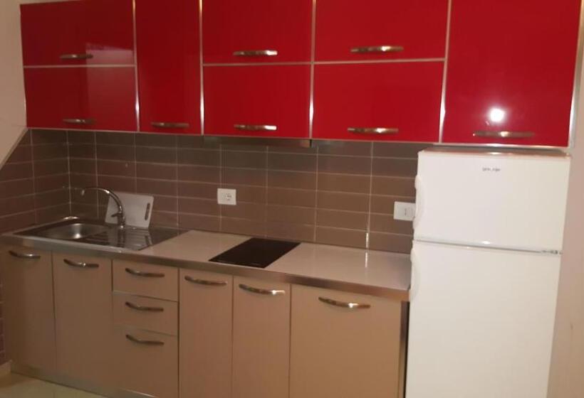 דירת חדר, Divers