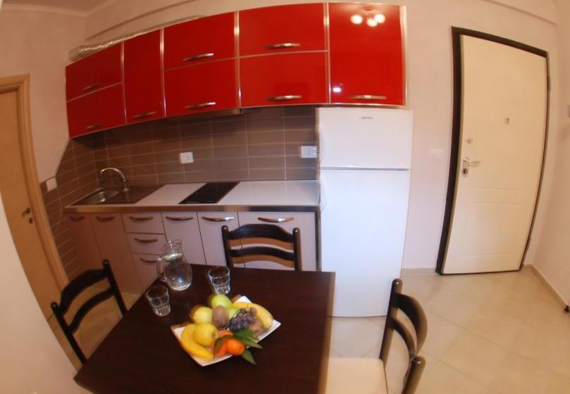 דירת חדר, Divers