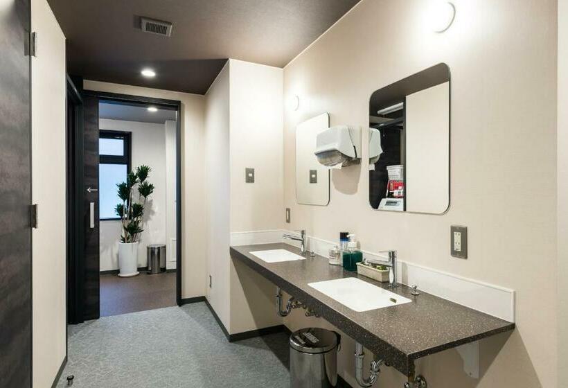 سرير فى غرفة مشتركه, Drop Inn Tottori