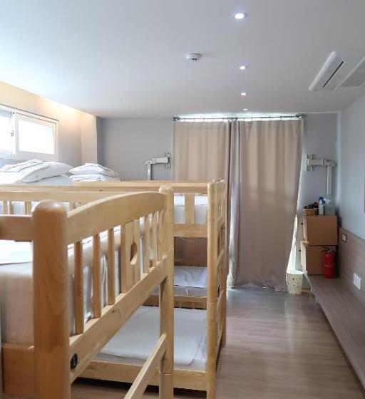 Кровать в Общей Комнате, Andong Poonggyung Hostel N Library