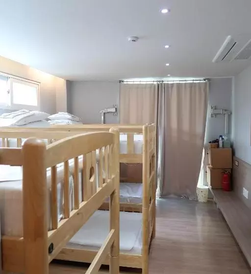 ルームシェアのワンベッド, Andong Poonggyung Hostel N Library