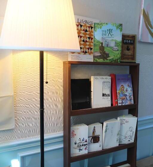 패밀리 룸, Andong Poonggyung Hostel N Library