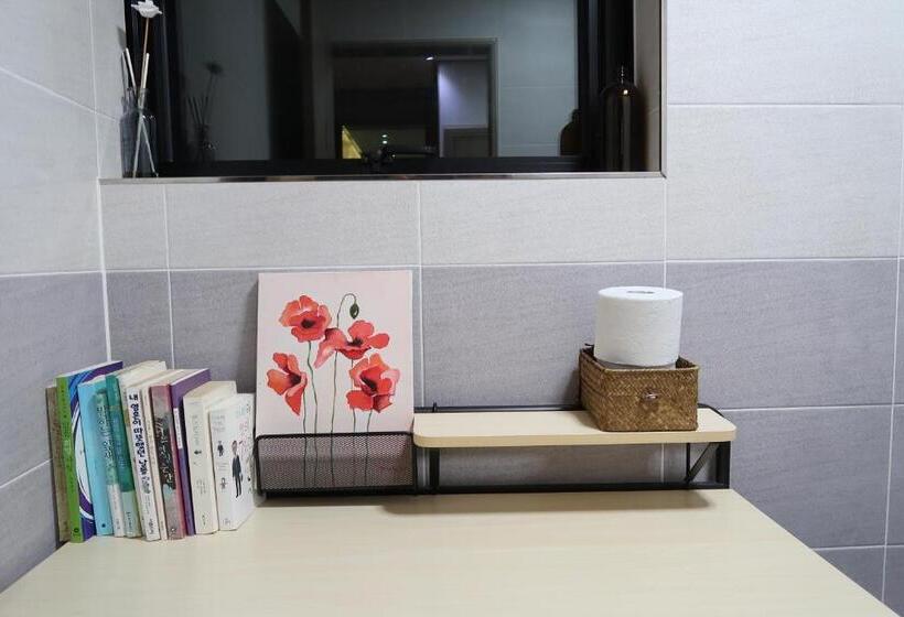 패밀리 스위트, Andong Poonggyung Hostel N Library