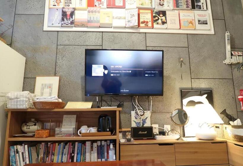 패밀리 스위트, Andong Poonggyung Hostel N Library