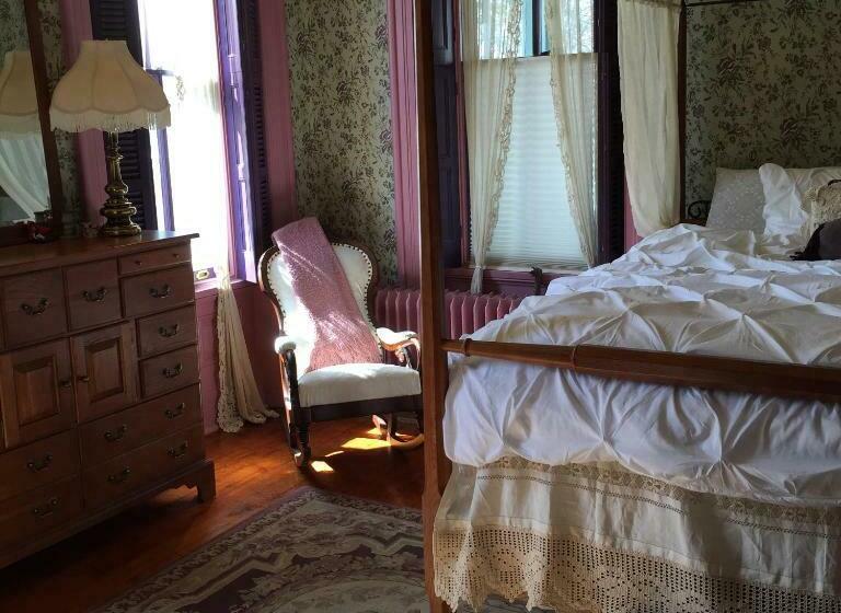 스위트 킹사이즈 침대, Susquehanna Manor Inn