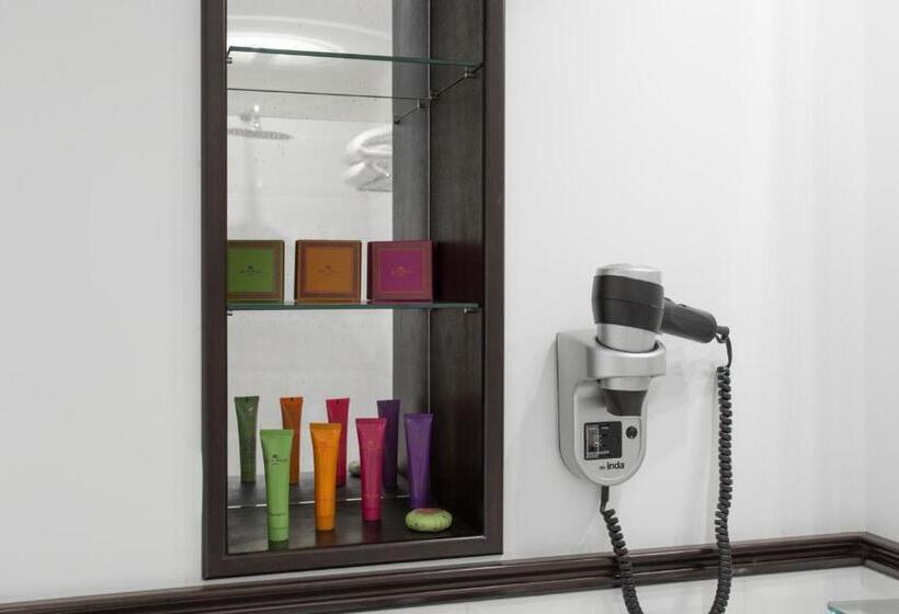 اتاق سوپریور سه تخته, Relais Donna Lucrezia