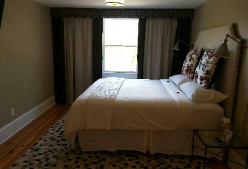 Suite, Sparrow Grove Manor