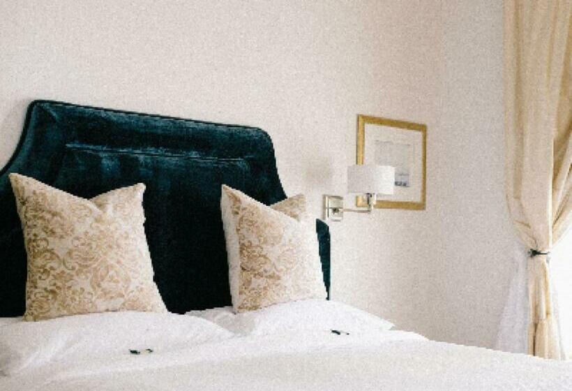 Suite, Sparrow Grove Manor