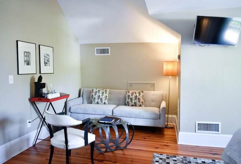 Suite, Sparrow Grove Manor