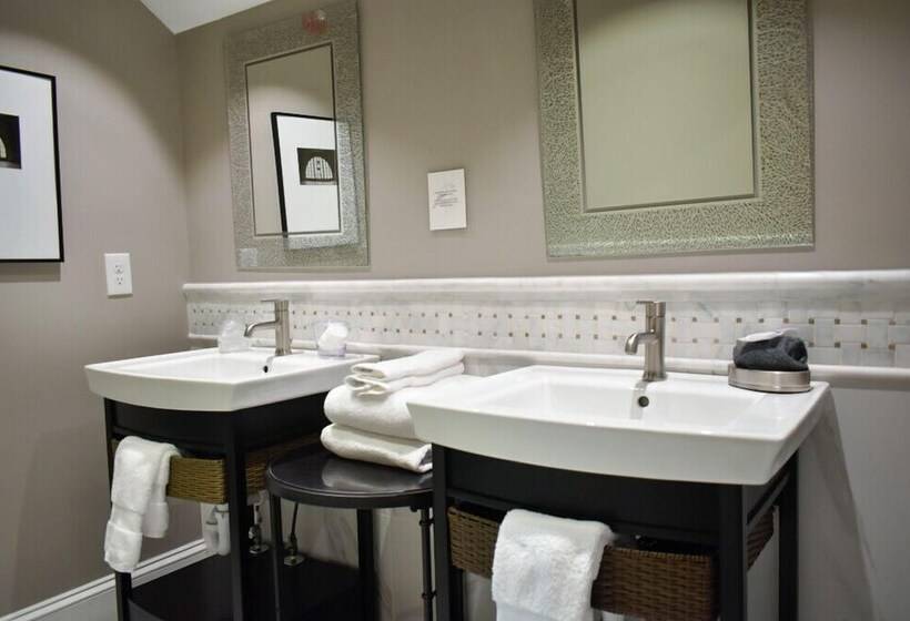 Suite, Sparrow Grove Manor