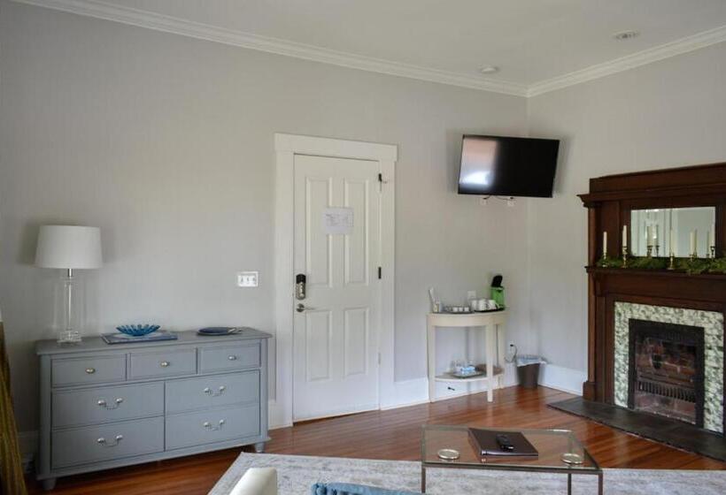 Superior Suite, Sparrow Grove Manor