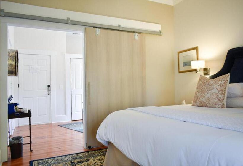 Suite, Sparrow Grove Manor