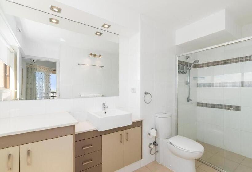 شقة سوبيريور من غرفتي نوم مطلة على البحر, Burleigh Esplanade Apartments