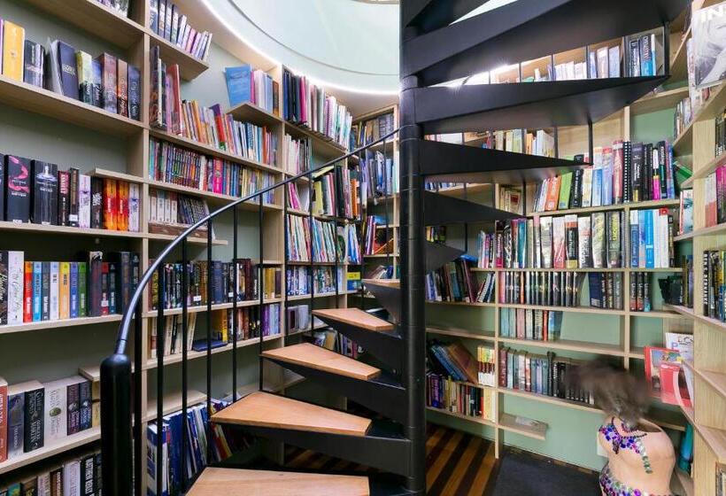 غرفة دور أخير, Burleigh Esplanade Apartments