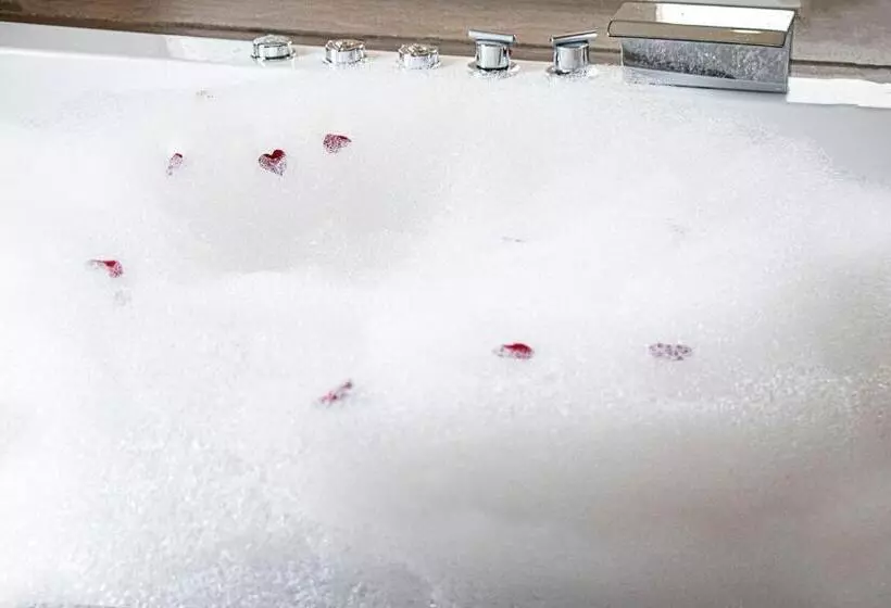 سوئیت پرزیدنت, Home Suites Boutique Hotel Freetown