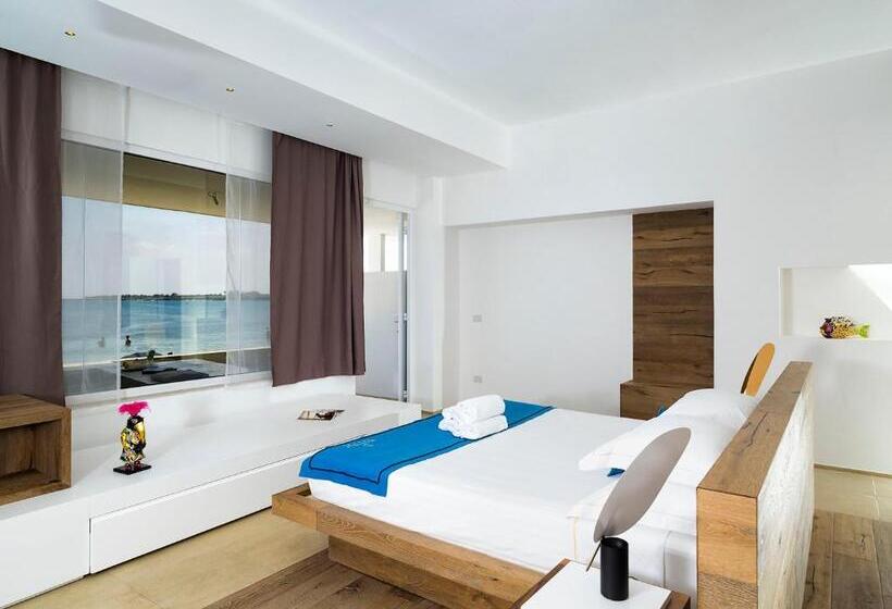 סוויטה עם בריכה, White Bay