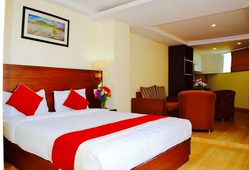 اتاق لوکس خانوادگی, Regal Airport