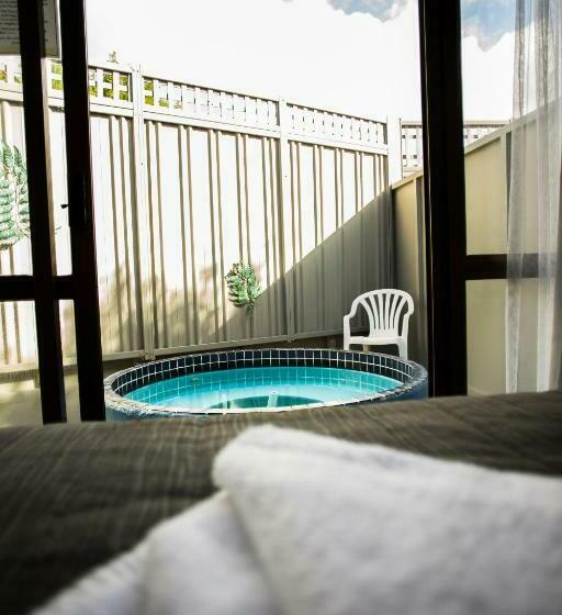 غرفة عائلية, Bennetts Thermal Motor Inn