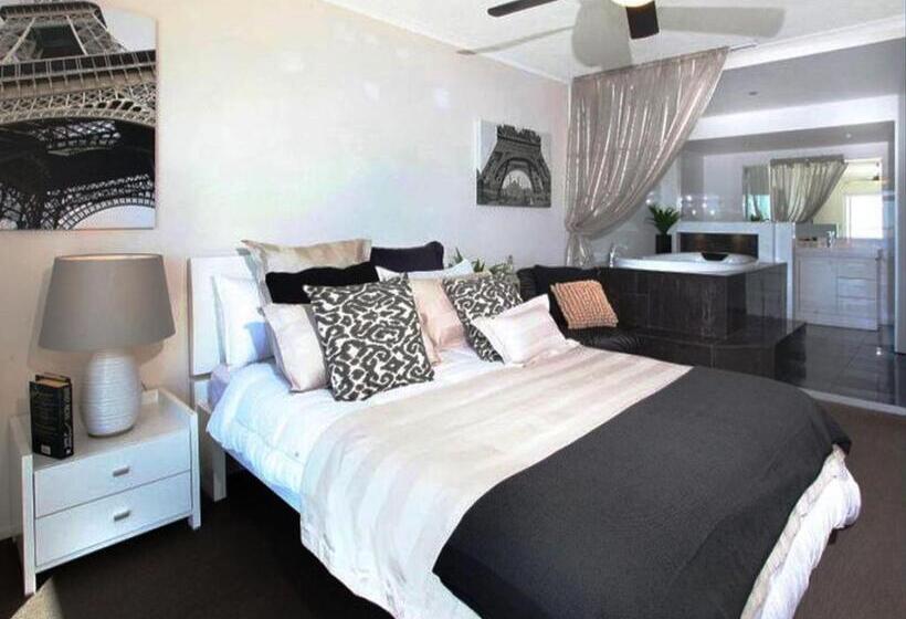 Superior 2-bedroom flat with sea view, Pacific Plaza Apartments