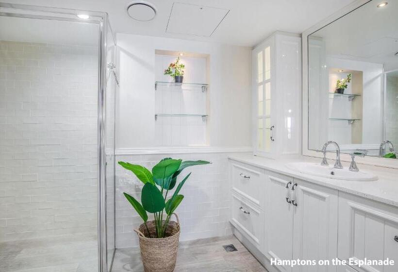 Superior 2-bedroom flat with sea view, Pacific Plaza Apartments