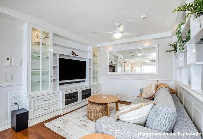 Superior 2-bedroom flat with sea view, Pacific Plaza Apartments