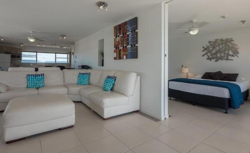 Superior 2-bedroom flat with sea view, Pacific Plaza Apartments