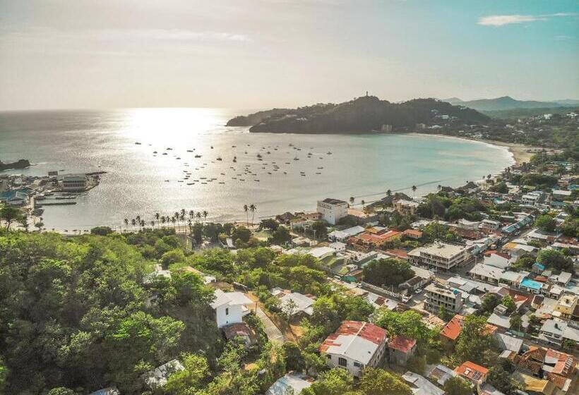 بانگلوی استاندارد با چشمانداز دریا, Casa Andalucia