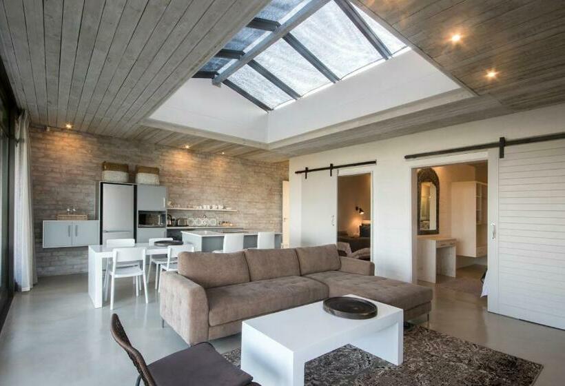 جناح, The House Quarters