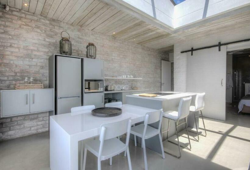 جناح, The House Quarters