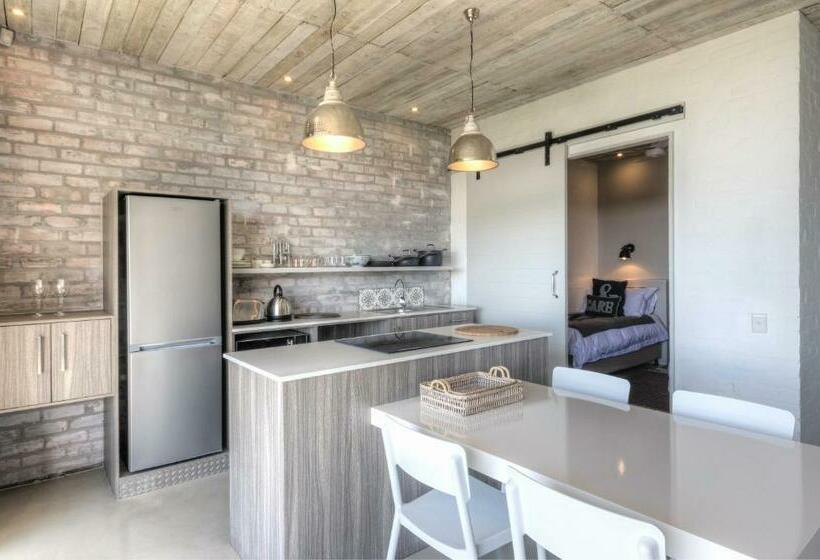 جناح, The House Quarters