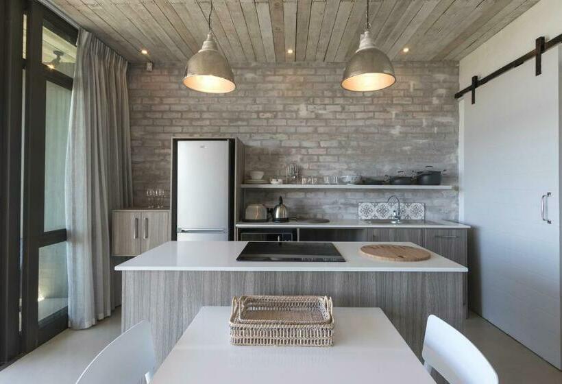 جناح, The House Quarters