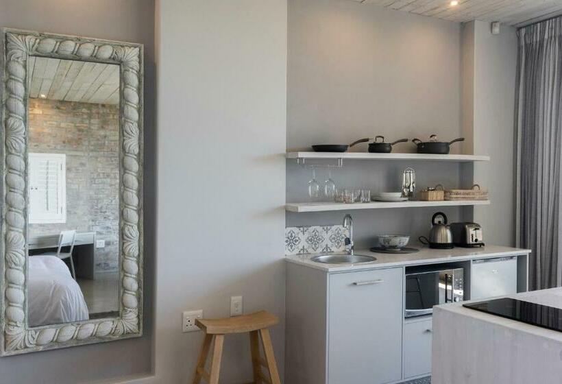 جناح, The House Quarters