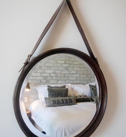 غرفة قياسية, The House Quarters