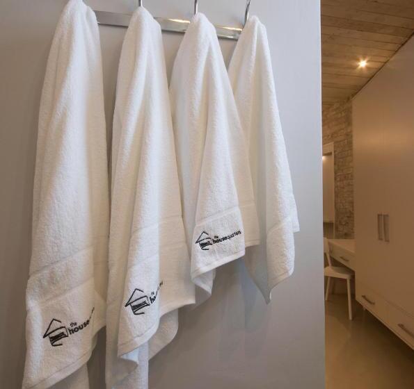 غرفة قياسية, The House Quarters